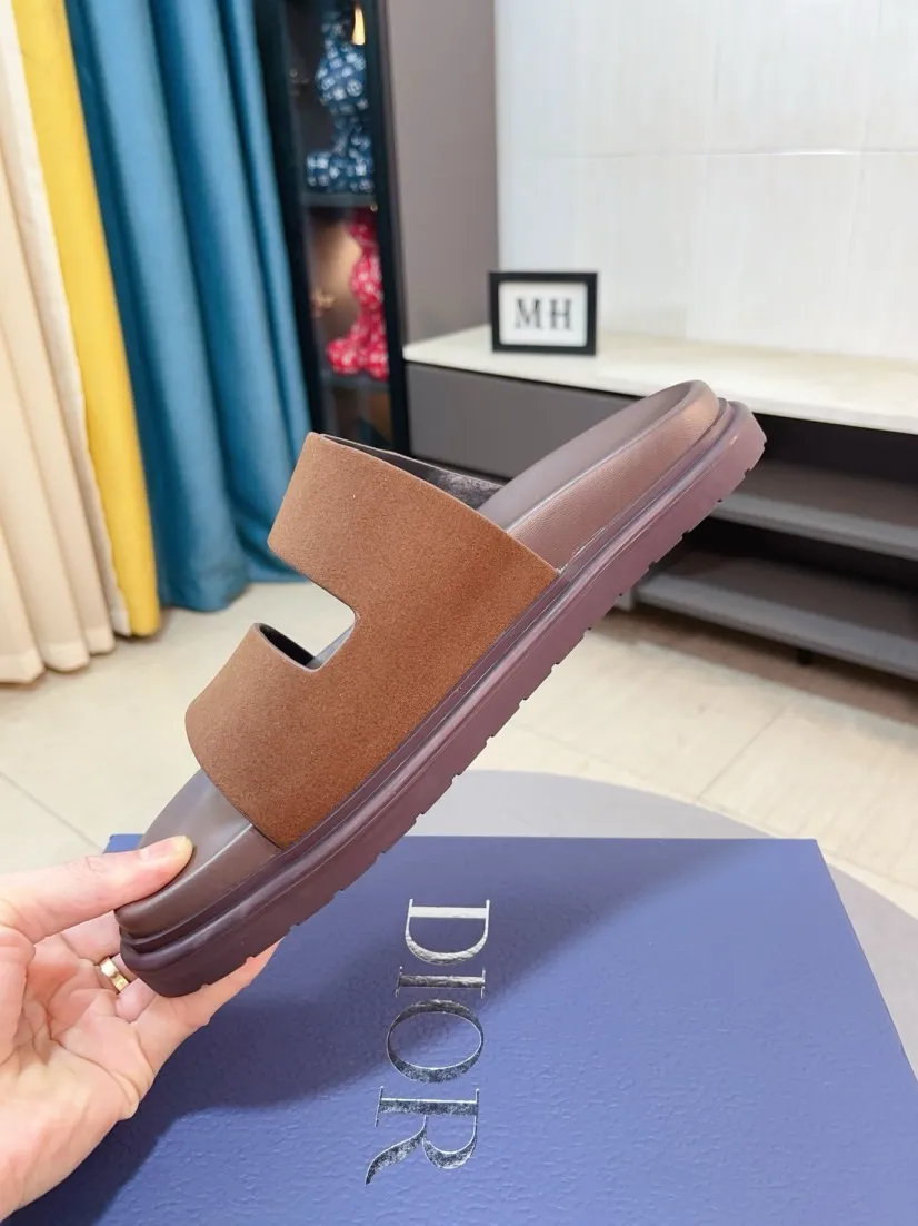 Men's Men's Shoes 💰320🌸🌸Dior Aqua Men's Sandals Slippers. Showcasing Dior haute couture design. The Dior gray suede strap is accented with an aluminum Dior buckle for added style. Paired with a comfortable tonal notch sole, they pair easily with shorts or jeans for a sophisticated look. Main body: suede cow leather, technical fabric lining: cow leather, with adjustable straps, aluminum Dior buckle, Dior gray EVA insole, tonal notch rubber outsole splicing structure👌👌size: 38-44 (45.46 customized)